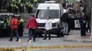 Kendaraan medis terlihat di lokasi ledakan di dekat arena adu banteng Plaza Santamaria di pusat kota Bogota, Kolombia, Minggu (19/2). Satu orang polisi tewas dan sebanyak 30 orang terluka, yang sebagian besar adalah polisi. (STR/AFP)