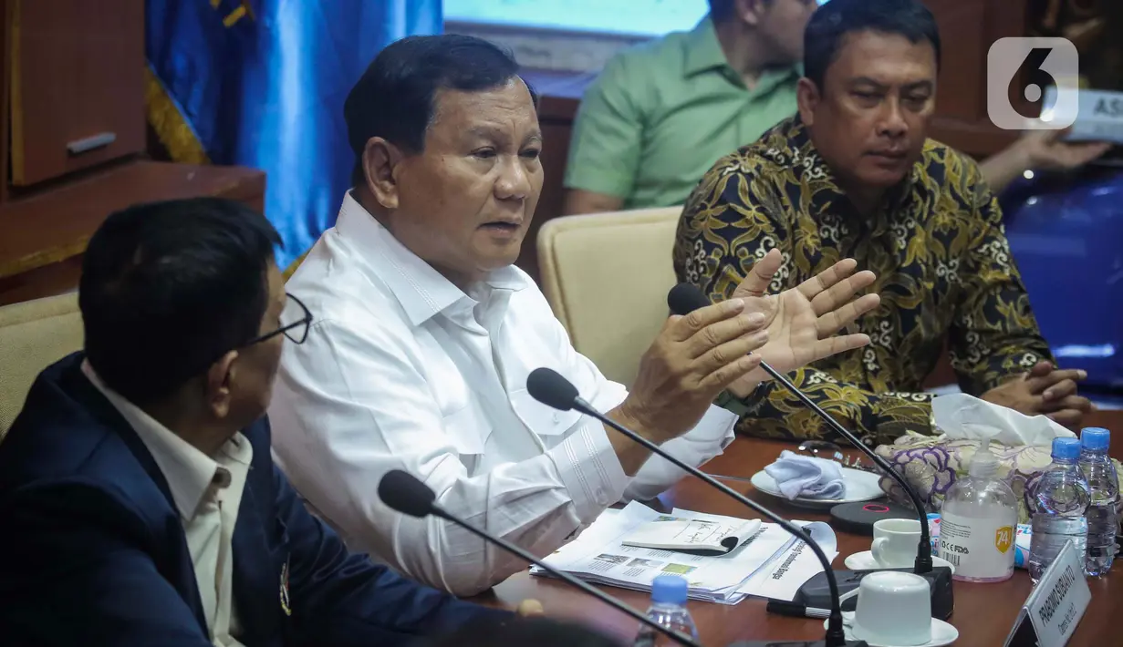 Calon presiden nomor urut 2 Prabowo Subianto (tengah) menyampaikan visi dan misi saat mengunjungi kantor PWI Pusat di Jakarta, Kamis (4/1/2024). (Liputan6.com/Angga Yuniar)