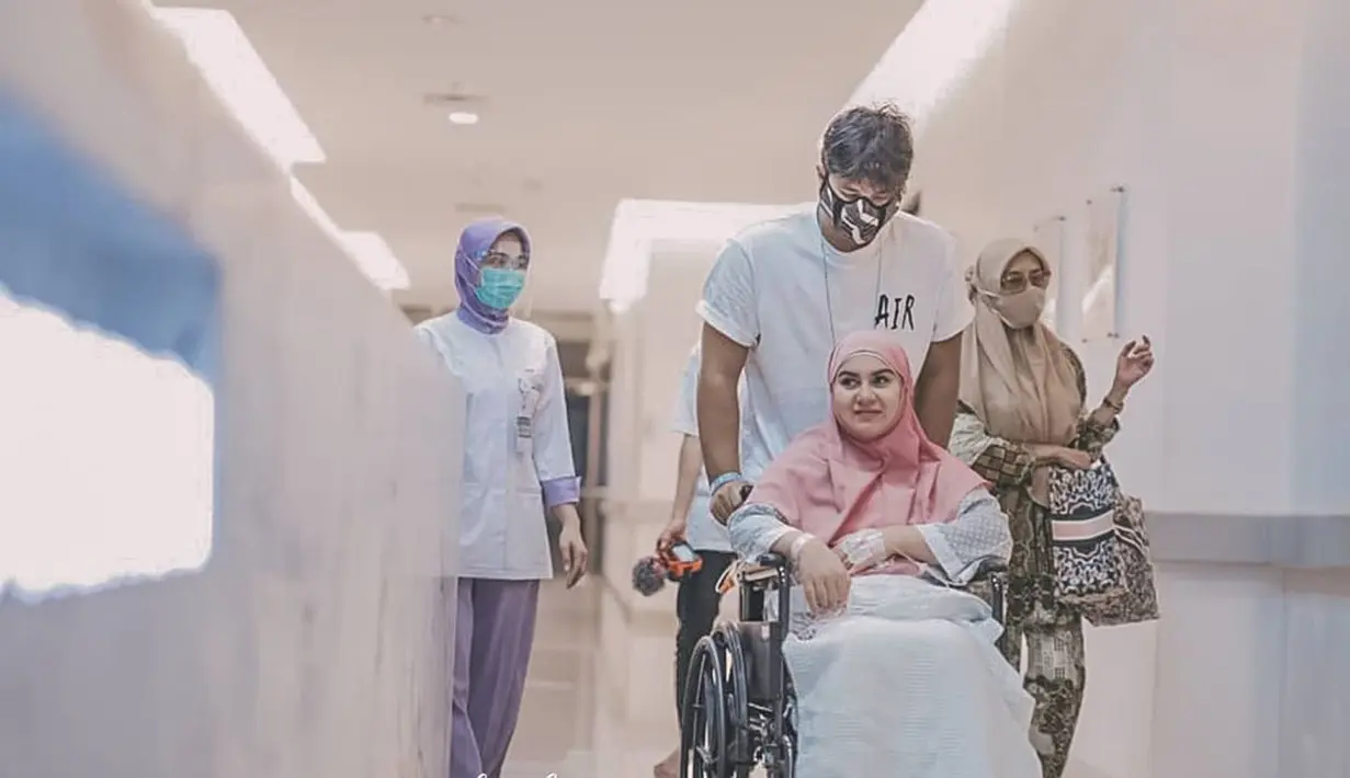 Irish Bella Melahirkan (Instagram/bukaan.moment)