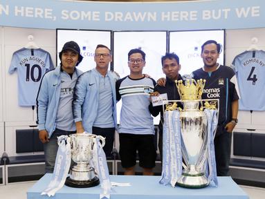 Legenda Manchester City, Paul Paul Dickov, foto bersama fans di Mall Summarecon Serpong, Sabtu (29/09/2019). Selain menjumpai fans, acara tersebut juga dalam rangka Tur Trofi Centurion Manchester City. (Bola.com/M Iqbal Ichsan)