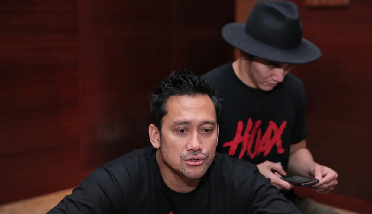 "Bahkan Tora sempat sebel sama gue, nih anak diam banget. Padahal memang treatnya begitu. Pendalamannya ketika udah di lokasi kadang sutradaranya bilang gak usah terlalu banyak haha hihi dengan Tora," tutur Vino. (Adrian Putra/Bintang.com)