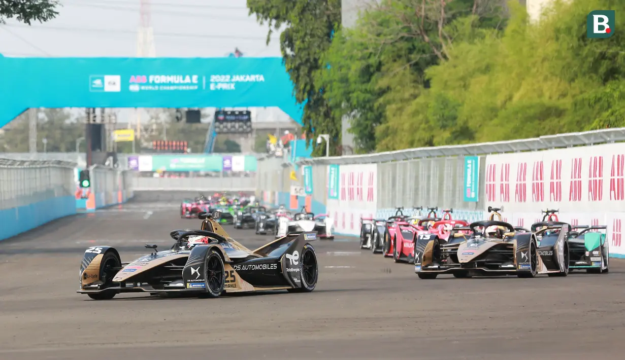 Jean-Eric Vergne sempat memimpin hingga menit-menit akhir balapan dan terlihat akan mulus hingga garis finis di depan Mitch Evans. (Bola.com/M Iqbal Ichsan)