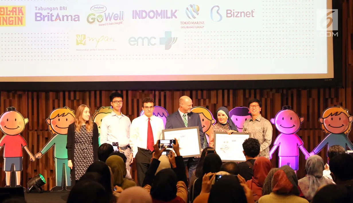 Managing Director Emtek Group, Sutanto Hartono (kanan) memberikan cenderamata pada para pembicara usai seminar Penanganan Autisme yang diselenggarakan YPP, Jakarta, Rabu (7/8/2019). Seminar bertema Kunci Agar Murid Autis Sukses di Sekolah Menengah dan Universitas. (Liputan6.com/Helmi Fithriansyah)