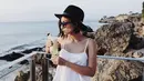 Saat pergi tamasya, istri Benjamin Pandelaki ini tampil santai dengan tanktop berwarna putih. Penampilannya terlihat standout dengan topi fedora berwarna hitam serta kacamata gelap. (Liputan6.com/IG/lolitagustine)
