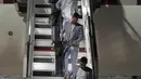 Pemain timnas Brasil Casemiro (bawah), Alisson dan Thiago Silva dari Brasil tiba bersama rekan satu tim  tiba menjelang Piala Dunia mendatang di bandara Internasional Hamad di Doha, Qatar, Sabtu (19/11/2022). Timnas Brasil ada di Grup G bersama Serbia, Swiss, dan Kamerun. (AP Photo/Hassan Ammar)