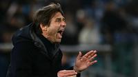 Pelatih Napoli, Antonio Conte memberikan arahan kepada pemainnya dalam laga lanjutan Liga Italia 2024/2025 melawan Lazio di Olympic Stadium, Roma, Italia, Minggu (16/02/2025) WIB. (AFP/Filippo Monteforte)
