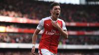 Mesut Ozil - Pemain asal Jerman berdarah Turki ini sudah terkenal sebagai bintang sepak bola beragama muslim. Ozil selalu berdoa lebih dulu sebelum memulai pertandingan dan tetap menjalankan puasa meski harus berlaga di lapangan. (AFP/Justin Tallis)