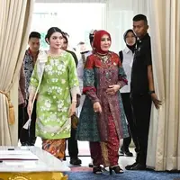 Gaya Selvi Ananda saat Pelantikan Dekranasda. [@rampainusantara_official]