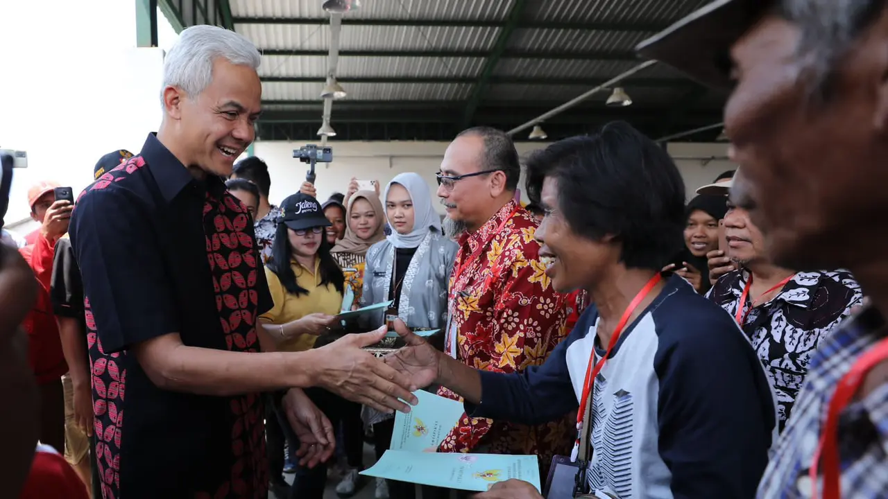 Ganjar Pranowo meresmikan revitalisasi Pasar Bawang Sengon, Brebes, Jawa Tengah.