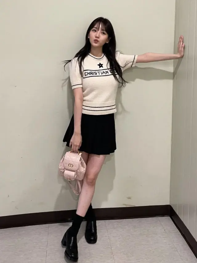 Cho Yihyun kenakan tas ransel Dior. [@yihyun_1208]