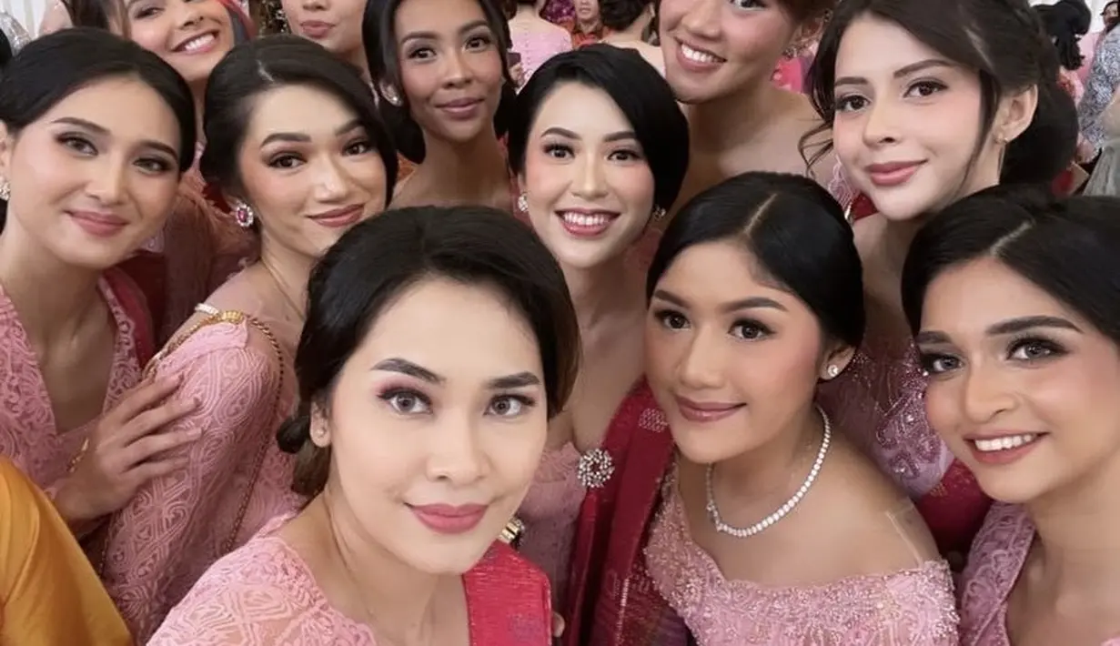 Erina menyanggul rambutnya dengan rapi tanpa poni yang membuat tampilannya lebih anggun. [@imaypanay]