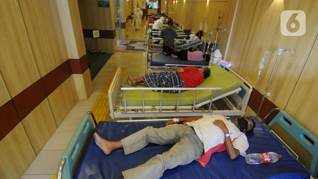 Pasien Covid-19 Dirawat di Tenda Darurat