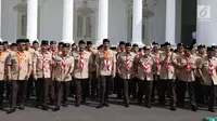 Presiden Joko Widodo (Jokowi) berfoto bersama pengurus kwartir Pramuka masa bakti 2018-2023 seusai pelantikan di Istana Merdeka, Kamis (27/12). Jokowi melantik Budi Waseso alias Buwas sebagai Ketua Kwarnas Gerakan Pramuka. (Liputan6.com/Angga Yuniar)
