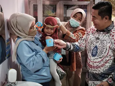 Penjabat (Pj) Gubernur Jakarta, Teguh Setyabudi (kanan) saat meninjau layanan pemeriksaan kesehatan gratis di salah satu Pusat Kesehatan Masyarakat (Puskesmas) di Jakarta, 9 Februari 2025. (YASUYOSHI CHIBA/AFP)