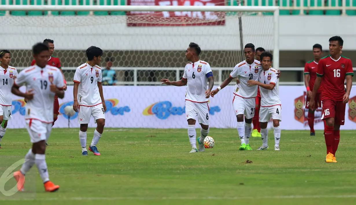 Pemain Myanmar merayakan gol ke gawang Timnas Indonesia U-22 saat laga persahabatan di Stadion Pakansari, Kab Bogor, Selasa (21/3). Timnas Indonesia U-22 kalah 1-3 dari Myanmar. (Liputan6.com/Helmi Fithriansyah)