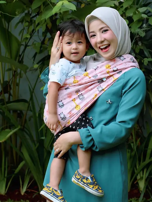 Salah satu tradisi tiap tahun keluarganya adalah berkumpul bersama pada puasa pertama. Seluruh anggota keluarga kumpul jadi satu dan menu makanan melimpah. (Instagram/natasharizkynew)