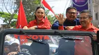 Krisdayanti-Dewa berada di dalam satu mobil yang sama dengan ketika datang ke Kantor KPU Kota Batu, Rabu (28/8/2024), sekitar pukul 10.00 WIB. (Foto: Instagram/krisdayanti_official)