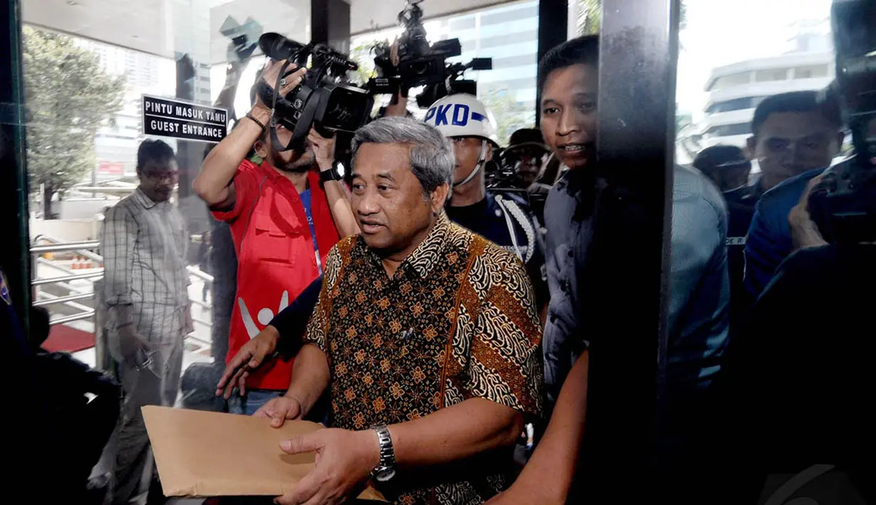 Mengenakan batik cokelat lengan pendek, M Nuh terlihat membawa berkas di amplop berwarna cokelat ke KPK, Jakarta, Selasa (9/12/2014). (Liputan6.com/Miftahul Hayat) 