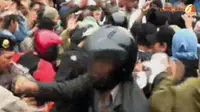 [VIDEO] Massa Ormas Islam di Bekasi Bentrok dengan Polisi