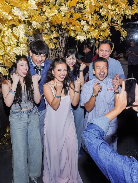 Dengan makeup natural, ia berhasil menunjukkan pesona kecantikan alaminya yang membuatnya tampak semakin memukau. [@aruanmarsha].