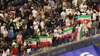 Pendukung Timnas Iran saat mendukung negaranya menghadapi Selandia Baru pada laga Grup G Piala Dunia 2026 di Los Angeles Stadium, Rabu (16/06/2026) pagi WIB. Pada pertandingan tersebut, Iran bermain imbang 2-2 kontra Selandia Baru. (AFP/Etienne Laurent)