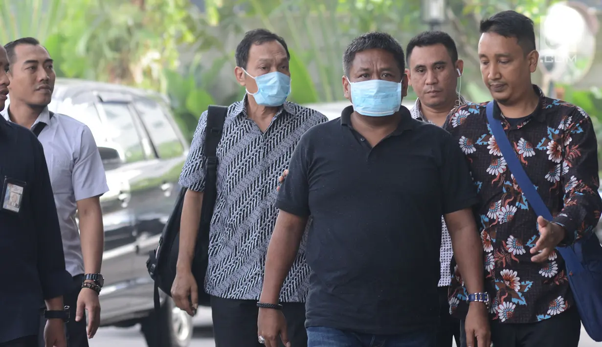Hakim Kayat (belakang batik abu-abu) dan orang yang berperkara kasus suap bebaskan terdakwa PN Balikpapan Papan tiba di KPK, Jakarta, Sabtu (4/5/2019). KPK mengamankan duit sekitar Rp 100 juta yang diduga terkait suap dalam penanganan kasus penipuan di persidangan. (merdeka.com/Imam Buhori)