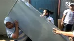 Keributan terjadi saat Satpol PP menertibkan PKL di kawasan kecamatan Tanah Abang. Seorang PKL tertimpa kulkas saat akan mengevekuasi dagangannya