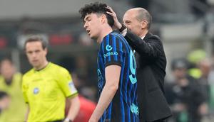 Pelatih AC Milan Massimiliano Allegri (kanan) menyentuh kepala pemain Inter Milan Alessandro Bastoni saat laga Serie A/Liga Italia antara AC Milan vs Inter Milan di Milan, Italia, Minggu, 8 Maret 2026. (AP Photo/Luca Bruno)