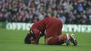 Penyerang Liverpool, Mohamed Salah, melakukan selebrasi sujud syukur usai membobol gawang AFC Bournemouth pada laga Premier League di Stadion Anfield, Sabtu (9/2). Liverpool menang 3-0 atas AFC Bournemouth. (AP/Rui Vieira)