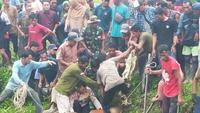 Upaya Penyelamatan Wanita dari Cengkeraman Buaya di Aceh. (Antara/HO-Polsek Teluk Dalam)
