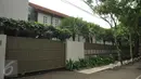 Kondisi rumah mewah Sekjen Mahkamah Agung (MA) Nurhadi di Jalan Hang Lekir V, Kebayoran Baru, Jakarta, usai digeledah oleh KPK, Kamis (21/4). Penggeledahan terkait OTT KPK terhadap panitera PN Jakpus, Edy Nasution. (Liputan6.com/Gempur M Surya)
