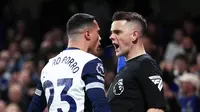 Pemain Tottenham Hotspur, Pedro Porro, bersitegang dengan wasit Craig Pawson saat melawan Chelsea dalam laga pekan 30 Premier League di Stadion Stamford Bridge, Jumat (4/4/2025) dini hari WIB. (AP Photo/Ian Walton)