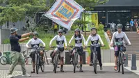 Didit Wicaksono Juru Kampanye Iklim dan Energi Greenpeace Indonesia melepas tim Chasing The Shadow (CATS) saat kick off tur sepeda leg pertama di Jakarta, Minggu, 16 Oktober 2022. (Veri Sanovri / Greenpeace)