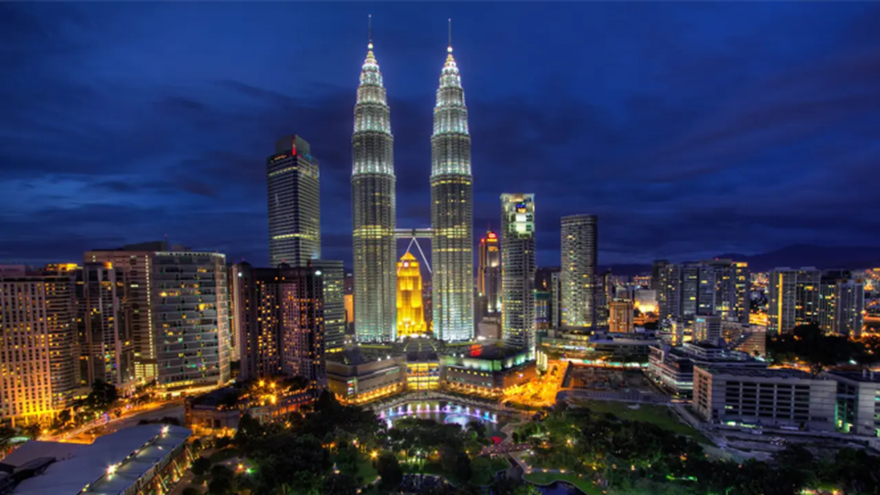 Menikmati Pesona Malam di Kota Malaysia