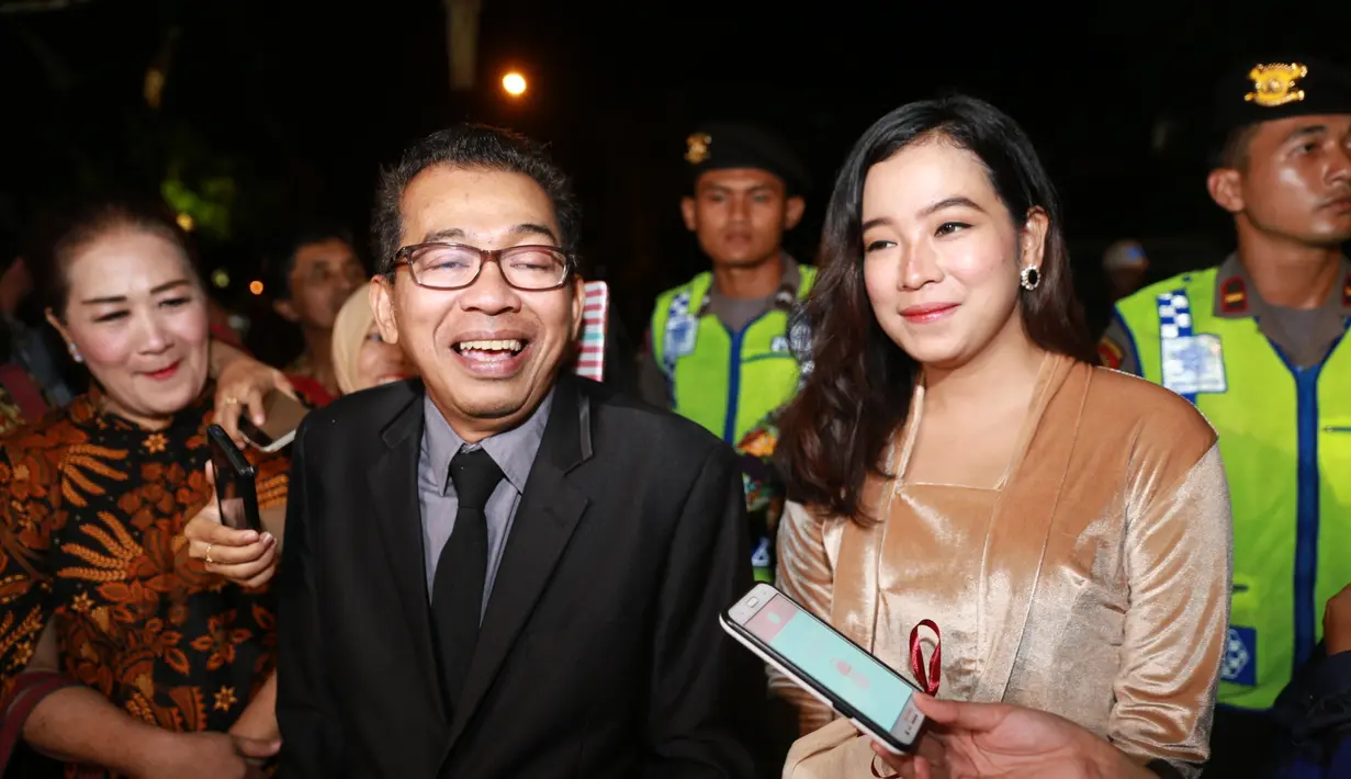 Hadir di pernikahan Kahiyang dan Bobby, Jarwo menggandeng dua wanita cantik ternyata adalah putri dari Jarwo Kwat. Tak jarang masyarakat, terutama kaum pria yang minta dikenalkan dengan dua gadis tersebut. (Adrian Putra/Bintang.com)