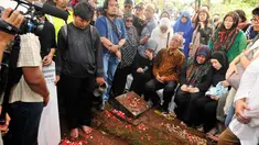 Suasana pemakaman Didi Petet di TPU Tanah Kusir, Jakarta, Jumat (15/5/2015). Keluarga menerangkan, Didi meninggal usai melaksanakan Salat Subuh. (Liputan6.com/Faisal R Syam)