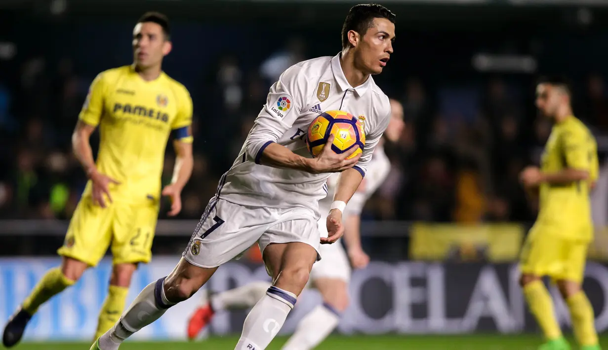 Bintang Real Madrid, Cristiano Ronaldo, merayakan gol yang dicetaknya ke gawang Villarreal. Real Madrid akhirnya berbalik unggul melalui gol dari Gareth Bale '64, Cristiano Ronaldo '74 dan Alvaro Morata '83. (AFP/Biel Alino)