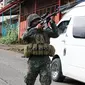 Tentara Filipina mengarahkan senjatanya saat bertempur melawan militan maute di kota Marawi, (28/5). Pasukan Filipina melancarkan serangan udara pada hari Minggu untuk mengusir militan yang terkait dengan kelompok ISIS. (AP Photo/Bullit Marquez)