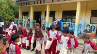 Otorita Ibu Kota Nusantara (Otorita IKN) menjalankan program Friday English Fun (FEF) di sejumlah SD di Penajam Paser Utara. (Dok Otorita IKN)