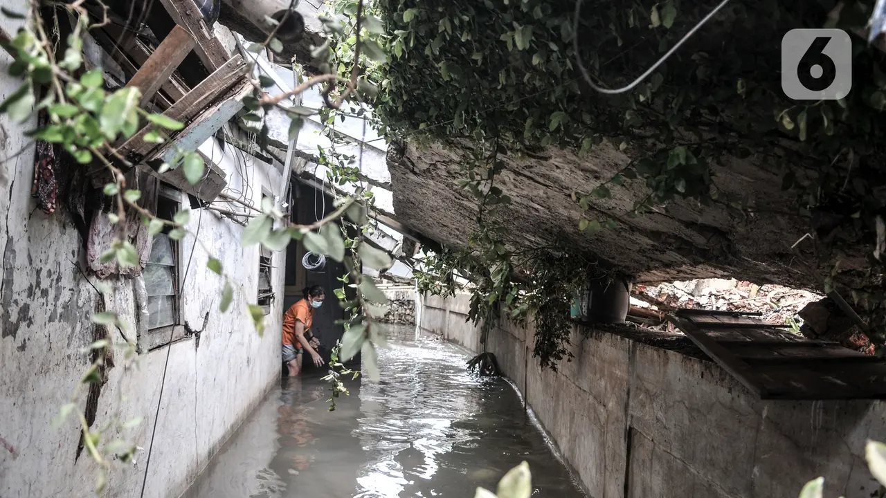 FOTO: Tanah Longsor Timpa Permukiman di Kemang