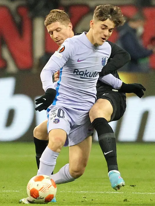 Gelandang Barcelona Riqui Puig (depan) berebut bola dengan bek Eintracht Frankfurt Jetro Willems pada laga leg pertama perempat final Liga Europa 2021/22 di Deutsche Bank Park, Jumat dini hari WIB (8/4/2022). Frankfurt dan Barcelona berbagi skor 1-1. (Daniel ROLAND / AFP)