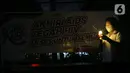 Seorang relawan menyalakan lampu pada malam renungan Hari AIDS Sedunia di Tanah Abang, Jakarta, Rabu (1/12/2021). Acara ini digelar secara gabungan oleh lembaga dan relawan pendamping orang dengan HIV/AIDS (ODHA). (Liputan6.com/Herman Zakharia)