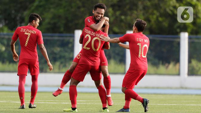 Para pemain Timnas Indonesia U-22 merayakan gol yang dicetak Saddil Ramdani ke gawang Timnas Laos dalam pertandingan Grup B SEA Games 2019 di Stadion City of Imus Grandstand, Filipina, Kamis (5/12/2019). Indonesia berhasil melaju semifinal setelah mengalahkan Laos 4-0. (Bola.com/M Iqbal Ichsan)