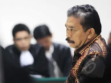 Terdakwa kasus suap di Mahkamah Konstitusi Raja Bonaran Situmeang saat menghadiri sidang untuk mendengarkan tuntutan jaksa di Pengadilan Tipikor, Jakarta, Senin (27/4/2015). (Liputan6.com/Helmi Afandi)