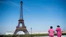 Dua wanita mengamati replika Menara Eiffel di Tianducheng, pinggiran Hangzhou, China, 26 Januari 2016. Kota Paris buatan yang didirikan di atas lahan seluas 19 km persegi ini membutuhkan waktu 5 tahun dalam pembangunannya. (AFP PHOTO/Johannes EISELE)