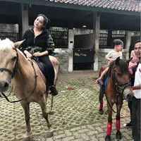 Nagita Slavina dan Rafathar naik kuda | foto: akun instagram raffinagita1717