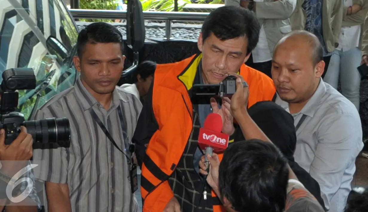 Ariesman Widjaja saat ditanya wartawan di Gedung KPK, Jakarta, Selasa (5/4). Barang bukti uang suap Rp1,140 miliar diamankan dalam OTT terkait reklamsi pesisir utara Jakarta dan Raperda Rencana Tata Ruang Kawasaan Strategi. (Liputan6.com/Helmi Afandi)