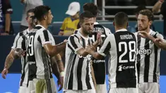 Para pemain Juventus merayakan gol yang dicetak Claudio Marchisio ke gawang Paris St Germain pada laga ICC di Stadion Hard Rock, Florida, Rabu (26/7/2017). Juventus menang 3-2 atas PSG. (AP/Lynne Sladky)