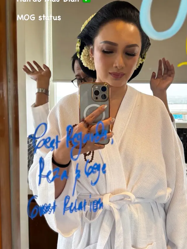 Tata Cahyani di Hari Pernikahan Darma Mangkuluhur dengan sanggul klasik. [@tatacahyani]