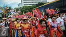 Sejumlah wanita mengenakan busana penari topeng dalam acara Hajatan Bank DKI saat Car Free Day di kawasan Bundaran HI Jakarta, Minggu (16/10). Hajatan Bank DKI ini digelar dalam bentuk karnaval kebudayaan Betawi. (Liputan6.com/Faizal Fanani)